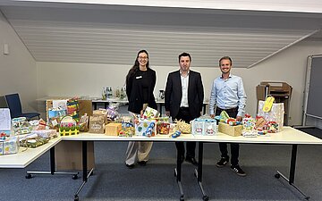 v.l.n.r. Linda Dracker (AOK Mittlerer Oberrhein), Simon Kamenovski (Stulz-Schriever&acute;sche Stiftung), Enrico Meier (AOK Mittlerer Oberrhein) bei der Geschenke&uuml;bergabe