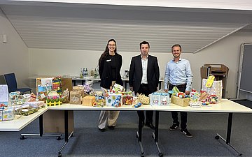 Osteraktion AOK und Kinder- und Jugendheim v.l.n.r. Linda Dracker (AOK Mittlerer Oberrhein), Simon Kamenovski (Stulz-Schriever´sche Stiftung), Enrico Meier (AOK Mittlerer Oberrhein) bei der Geschenkeübergabe