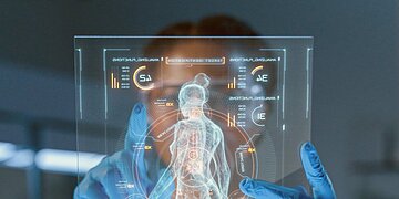 Medizinische Analyse eines menschlichen K&ouml;rpers auf einem transparenten Bildschirm.