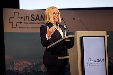 Foto_PM KVB-Konferenz in.SAN Die Vorstandsvorsitzende der AOK Bayern, Dr. Irmgard Stippler, bei der KVB-Fachkonferenz "in.SAN" zur Akut- und Notfallversorgung.