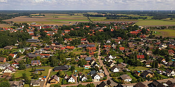 Blick von oben auf ein Dorf in der Natur gelegen.