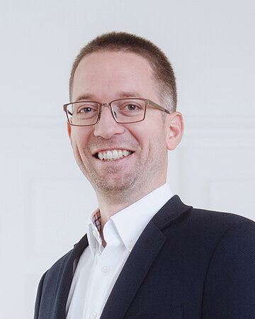 Portrait von Professor Andreas Schmid, Gesundheits&ouml;konom und Senior Manager bei der Unternehmensberatung Oberender AG, Bayreuth