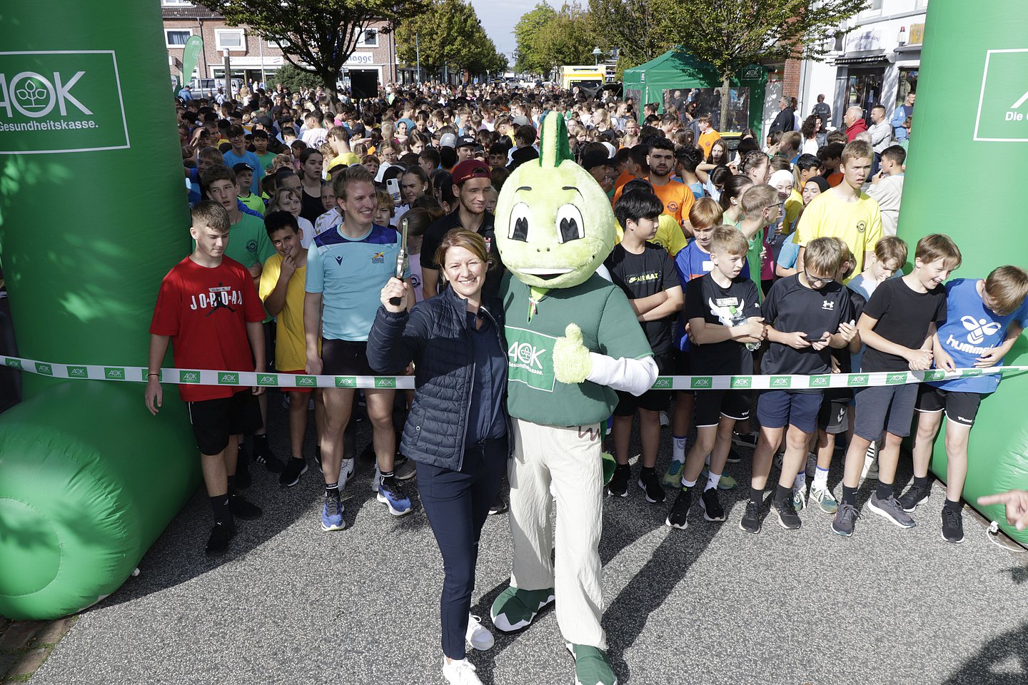 AOK-Landesdirektorin Iris Kröner gibt für die Sehülerinnen und Schüler den Startschuss. 
