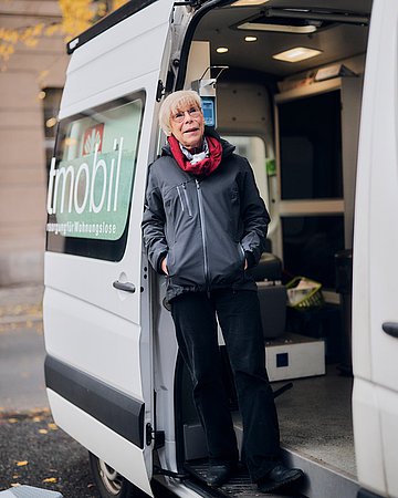Ärztin Dr. Dorothee Burkhardt lehnt in der Tür des Caritas-Arztmobils.