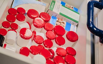 In einer Schublade liegen verschiedene Proben-Dosen.