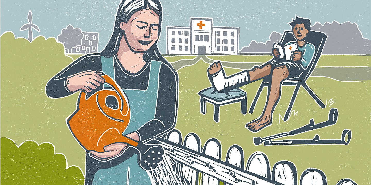 Illustration: Im Hintergrund steht ein Krankenhaus. Im Mittelgrund sitzt ein Junge mit einem gebrochenen Bein im Liegestuhl und liest seine Patientenakte. Er schaut zu einer Frau im Vordergrund, die neben einem Zaun Blumen gießt.