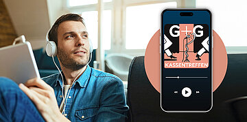 Ein Mann sitzt auf der Couch an seinem Tablet und hat Kopfh&ouml;rer auf. Recht im Bild ist ein Handy zu sehen, auf dem der G+G-Podcast "Kassentreffen" abgespielt wird.
