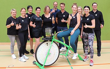Gesunde Betriebe Aalen Gruppenfoto mit Spinning-Bike