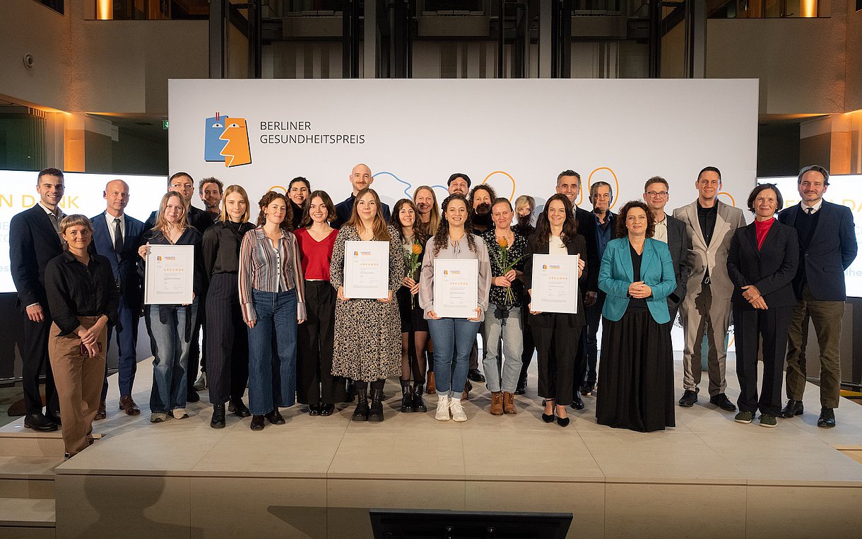 Die Preisträgerinnen und Preisträger des Berliner Gesundheitspreises 2025 "Starke Schule – starke Seele"