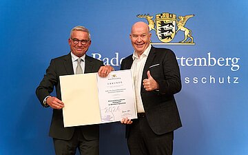 AOK Gesch&auml;ftsf&uuml;hrer Martin Hummel und Baden-W&uuml;rttembergs Innenminister Thomas Strobl mit der Auszeichnung