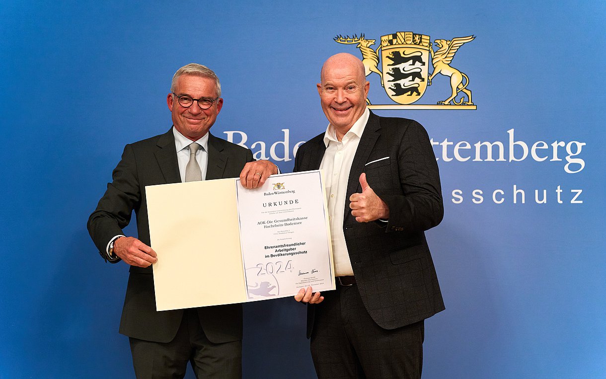 AOK Geschäftsführer Martin Hummel und Baden-Württembergs Innenminister Thomas Strobl mit der Auszeichnung