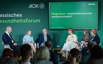Das Bild zeigt eine Diskussionsrunde.