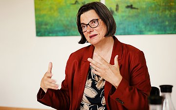 Foto: Christine Fuchsloch, Präsidentin des Bundessozialgerichtes (BSG), gestikuliert mit ihren Händen.