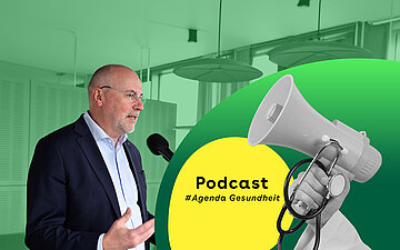 Johannes Bauernfeind in einer Interviewsituation. Im Vordergrund ist das Kampagnen-Motiv des Podcasts zu sehen.