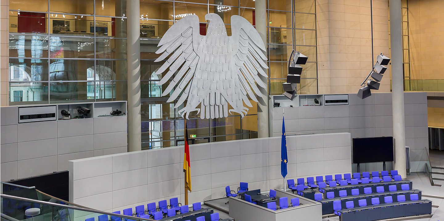 Blick auf einen leeren Plenarsaal im Bundestag