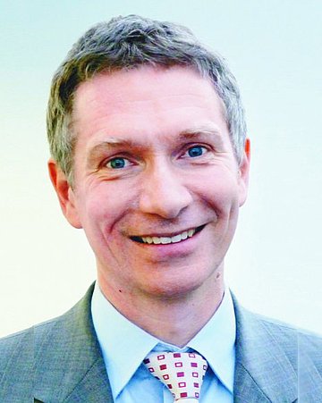 Christian Günster Porträtfoto zeigt Christian Günster, Leiter der Abteilung Versorgungsforschung im WIdO, bis zum Krawattenknoten, hellblaues Hemd, hellgraues, leicht karriertes Sakko