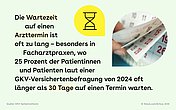 Grüne Bildkachel mit einer gelben Sprechblase, auf der eine Sanduhr zu sehen ist sowie einer größeren Sprechblase mit dem Foto einer Hand, die in einem Kalender blättert. Daneben steht Text.