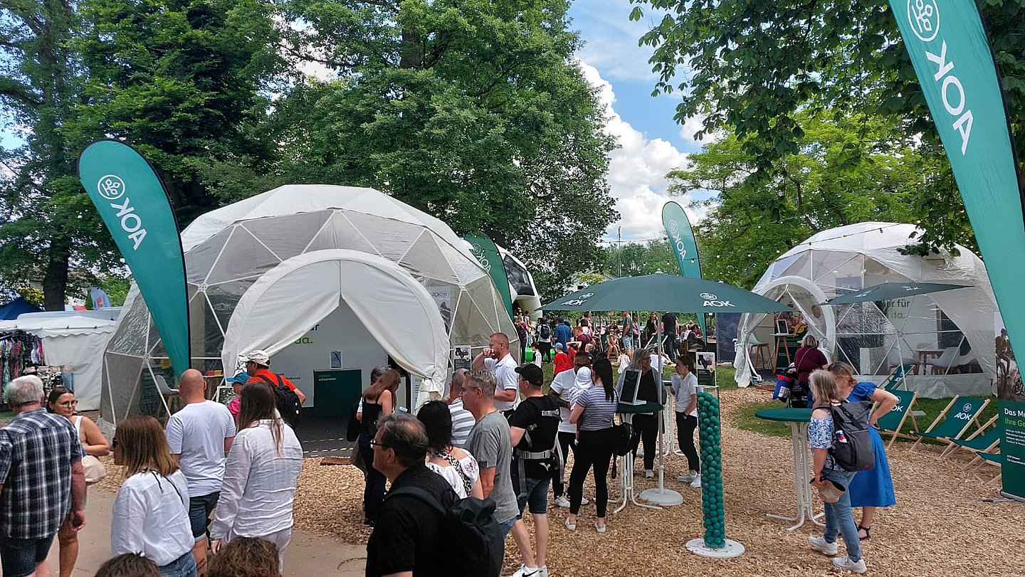 Bild zeigt die barrierefreien Domes der AOK auf dem Hessentag. Sie gleichen überdimensionierten Fußbällen