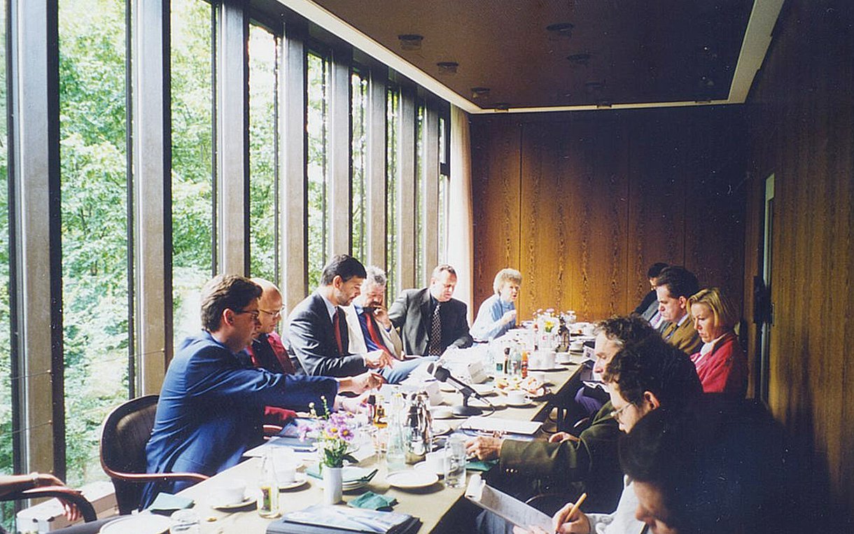 Foto zeigt Pressekonferenz zum Start der G+G im Juli 1998 im Bonner Regierungsviertel.