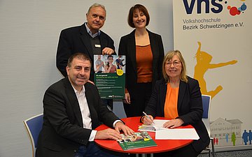 VHS Schwetzingen Vertragsunterzeichnung zwischen VHS Schwetzingen und der AOK