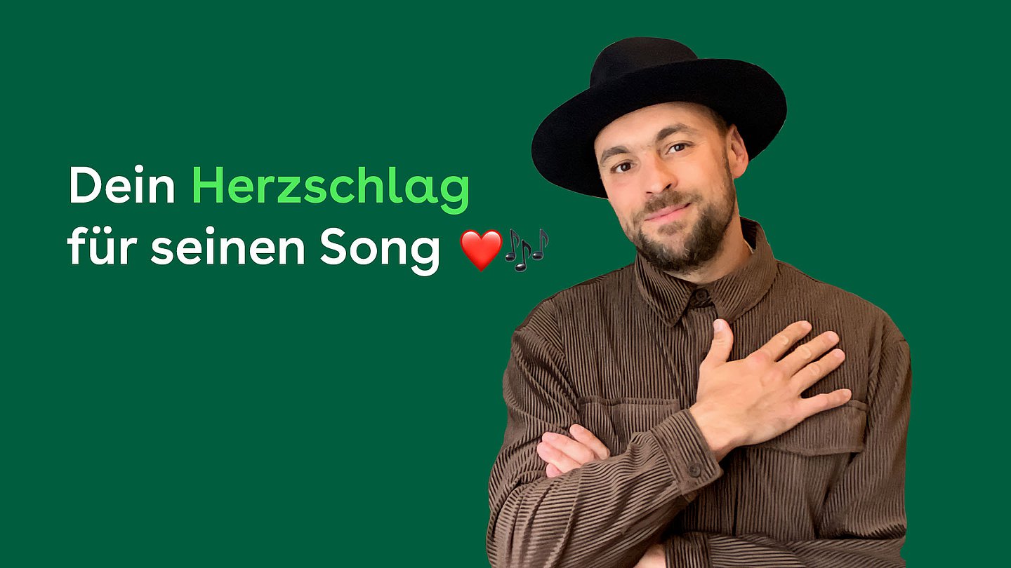 musiker max mutzke zeigt auf sein herz