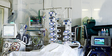 Foto von Apparaten einer Intensivstation