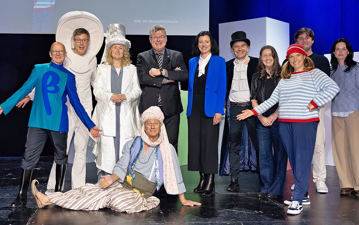 Foto: Foto: Das Ensemble des AOK-Kindertheaters "Henrietta" 2024 stellt sich mit Daniela Teichert und Knut Lambertin auf.