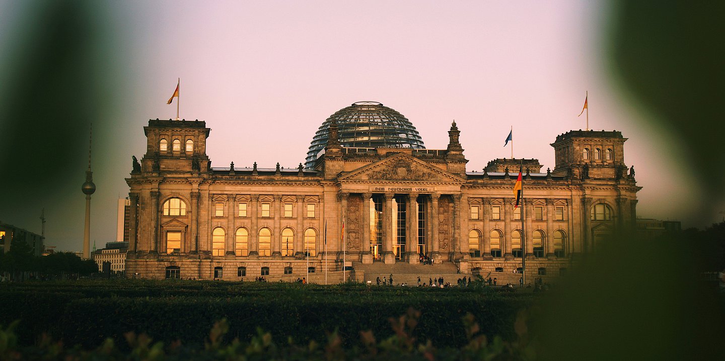 Foto: Reichstag in Berlin, seitlich verschwommen aufgenommen.