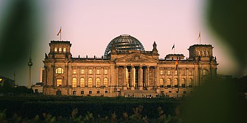 Foto: Reichstag in Berlin, seitlich verschwommen aufgenommen.