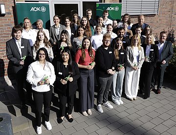 Ausbildungsstart in Schleswig-Holstein Das Foto zeigt den Ausbildungsleiter Stefan Mühlenbeck mit den neuen Azubis im AOK-Bildungszentrum in Wahlstedt.