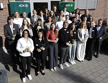 Das Foto zeigt den Ausbildungsleiter Stefan M&uuml;hlenbeck mit den neuen Azubis im AOK-Bildungszentrum in Wahlstedt.