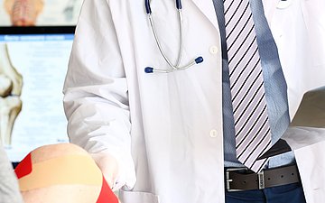 Vor dem Einsatz einer Knieendoprothese muss der Arzt über das Zweitmeinungsverfahren aufklären.