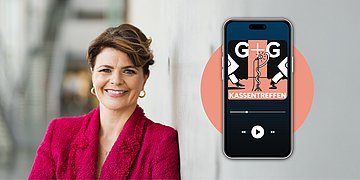Portrait von Katrin Staffler, Pflegebeauftragte der Bundesregierung, daneben ein Smartphone, was das Logo von G+G Kassentreffen Podcast zeigt.