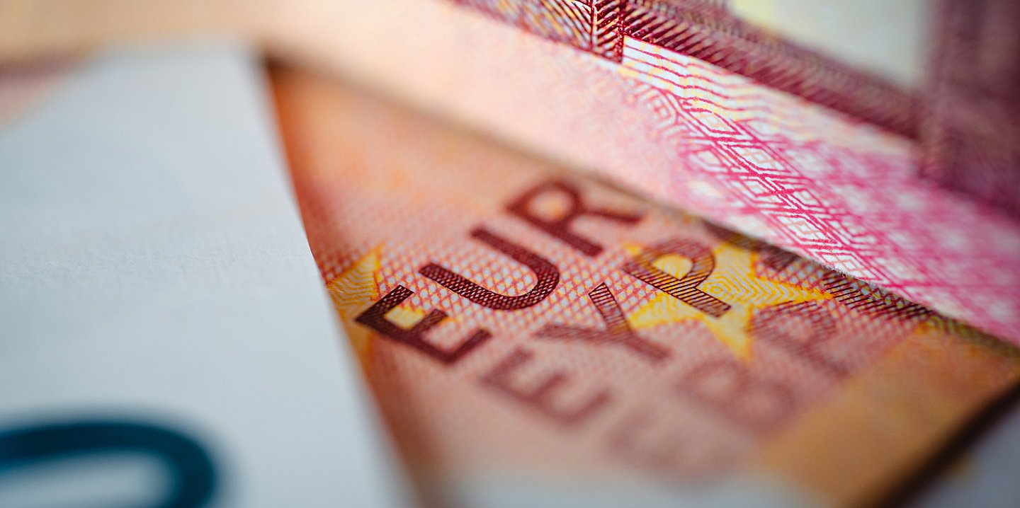 Nahaufnahme eines 10-Euro-Scheins. 