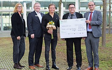 Beate Vogel, Sven Busch, Dominik Donhauser, Stefano Purificato und Erich Baumann bei der Scheck&uuml;bergabe an das Kinder- und Jugendhospiz Stuttgart.