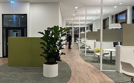 Foyer mit Sitzgelegenheiten und Pflanzen