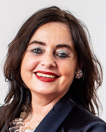 Foto: Portr&auml;t von Prof. Dr. Dr. Claudia Spahn, Professorin f&uuml;r Musikermedizin und Fach&auml;rztin f&uuml;r Psychosomatische Medizin.