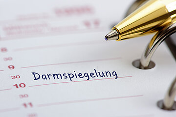 Der Ausschnitt eines Terminkalenders in Papierversion zeigt einen eingetragenen Termin mit 'Darmspiegelung' an.