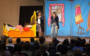 Theaterszene mit einem Pirat und mit Henrietta