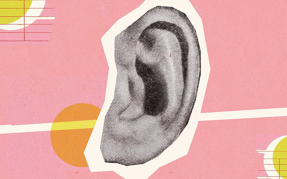 Illustration eines Ohrs vor rosafarbenem Hintergrund mit weißen Längsstreifen und gelben Tupfen