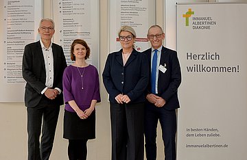 Austausch im Albertinen Haus in Hamburg mit (v.l.) Matthias Mohrmann (AOK Rheinland/Hamburg), Dr. Elzbieta Kuzma (Albertinen Haus), Simone Borchardt (CDU/CSU-Bundestagsfraktion), Ralf Zastrau (Albertinen Haus).