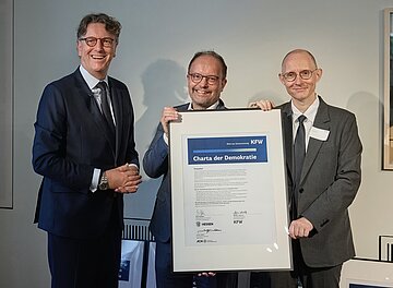 Stefan Wintels, Vorstandsvorsitzender der KfW Bank mit Ralf Metzger und Stephan Gill aus der Unternehmenskommunikation der AOK Hessen (v.l.n.r.)