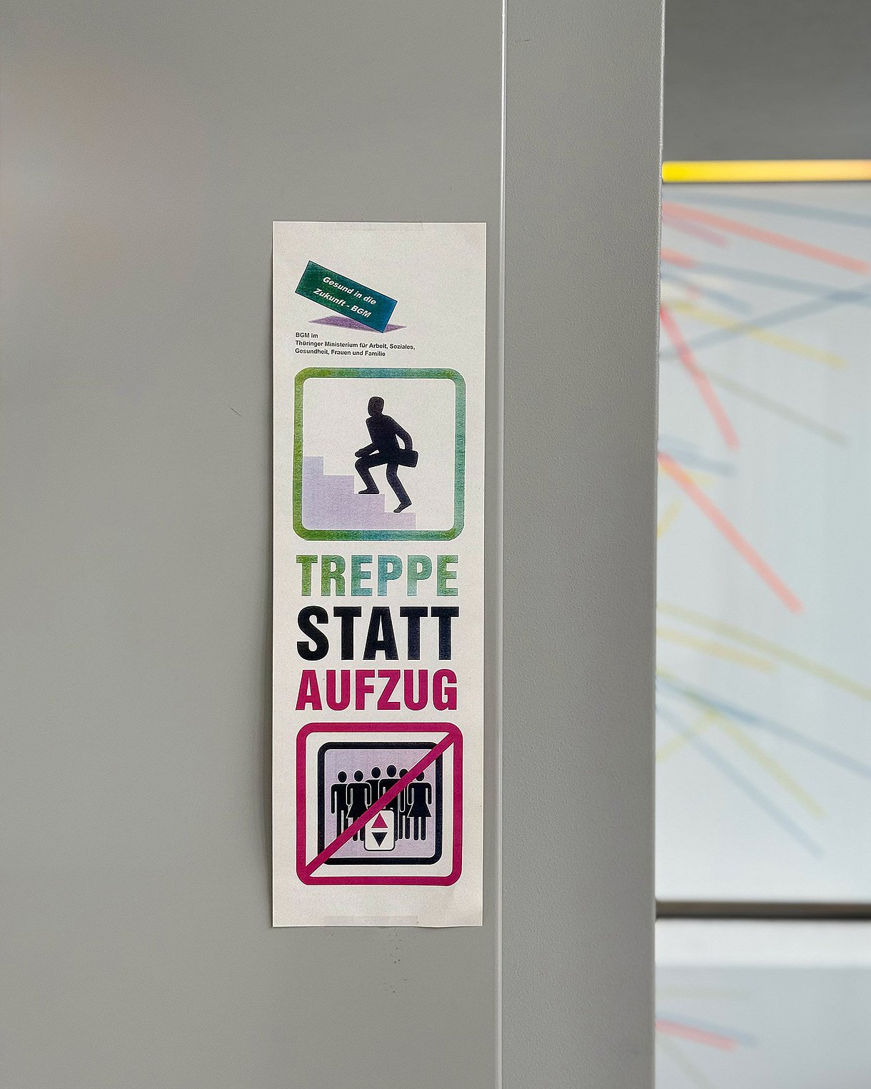 Ein Schild mit der Aufschrift: Treppe statt Aufzug