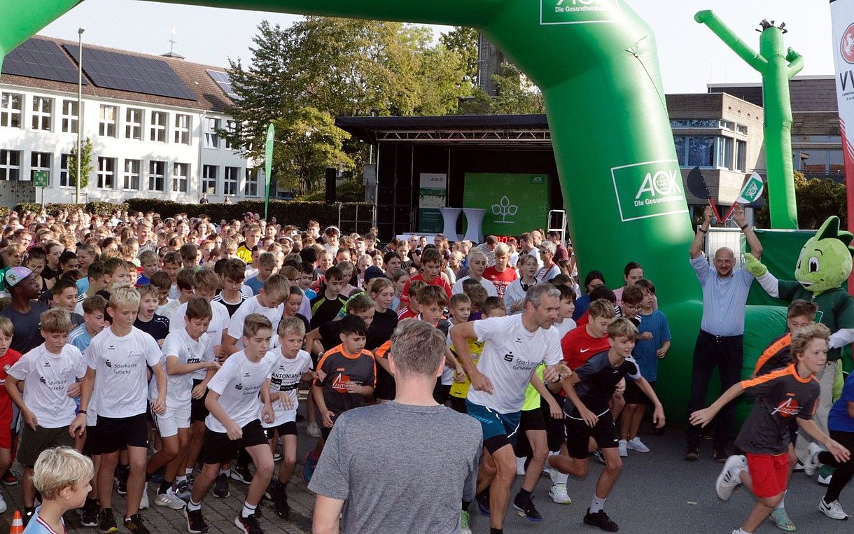 Das Foto zeigt die Schülerinnen und Schüler beim Start des landesweiten Laufabzeichen-Wettbewerbs am Gymnasium Antonianum Geseke. 