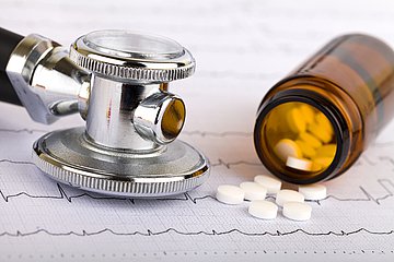 Medikamente gegen Bluthochdruck Stethoskop mit Tabletten