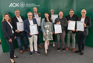 Die Vertreterinnen und Vertreter der mit dem QuATRo-Qualit&auml;tssiegel ausgezeichneten Praxisnetze bei der Ehrungsveranstaltung in Kiel.