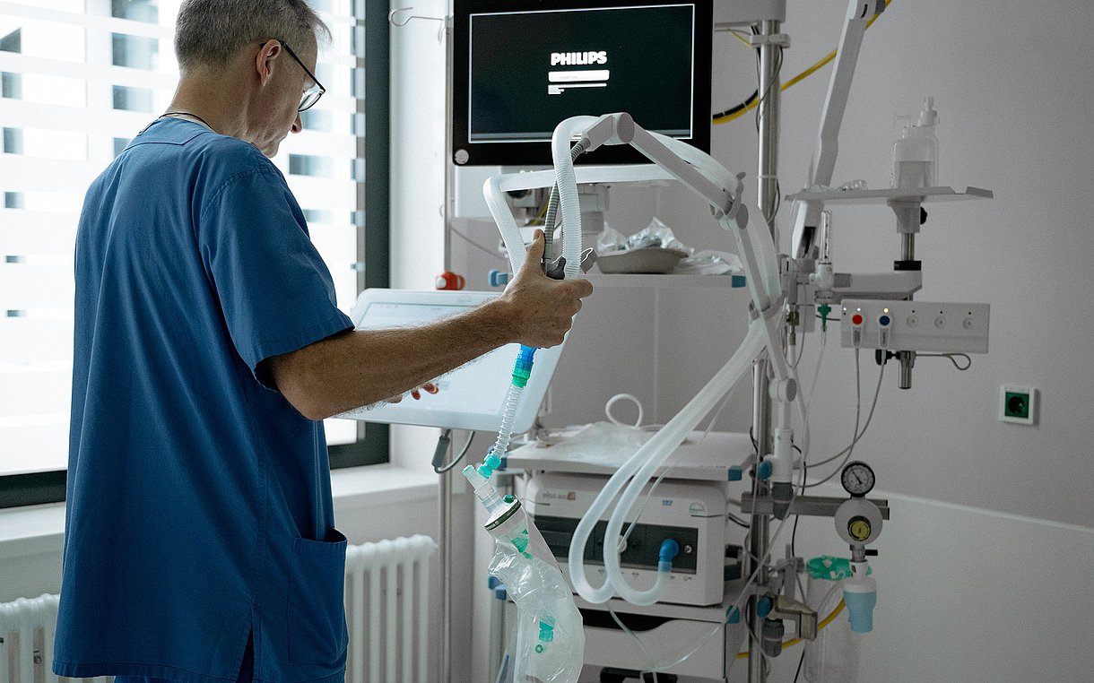 Foto von Pflegewissenschaftler Peter Nydahl an einem intensivmedizinischen Gerät