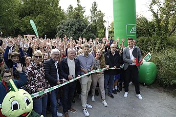 Das Foto zeigt AOK-Serviceregionsleiter J&ouml;rg Kock mit weiteren Akteuren beim Startschuss zum Auftakt des zehnten Laufabzeichen-Wettbewerbs f&uuml;r 900 Sch&uuml;lerinnen und Sch&uuml;ler in Gladbeck.