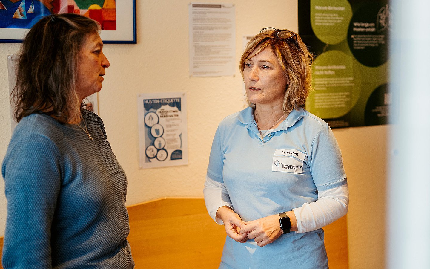 Foto von Patientenlotsin Veronika Hermle-Wehl , die sich in einer Praxis mit Praxismanagerin Margit Probst bespricht 