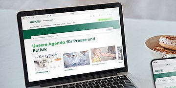 Startseite des PPP Ein Laptop liegt auf dem Tisch, auf dem Monitor ist die Startseite des AOK-Portals Presse und Politik zu sehen
